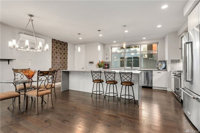 Foto del edificio - Stunning modern townhome 3 bedroom 3 bath ...