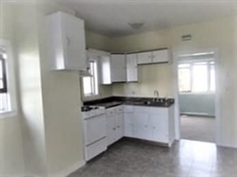 Building Photo - 71 Bay St