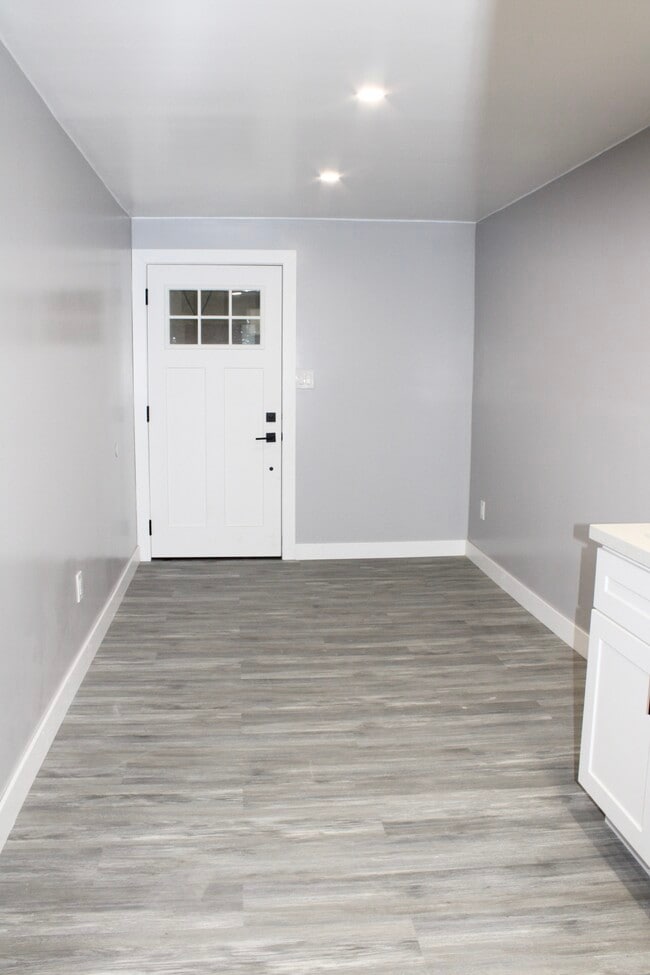Building Photo - 10252 Vena Ave