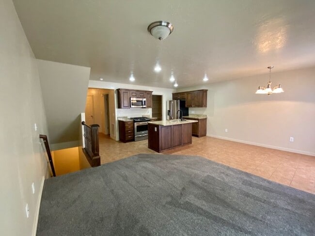 Building Photo - LARGE TOWNHOME AVAILABLE FOR RENT!