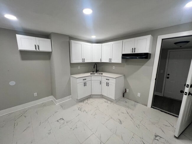 Building Photo - Great fully renewed property