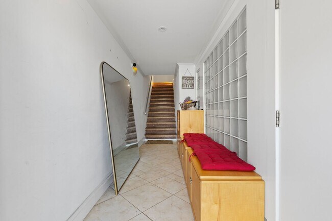 Building Photo - 2 bed, 1 Bath Penthouse Style Flat - Sunse...