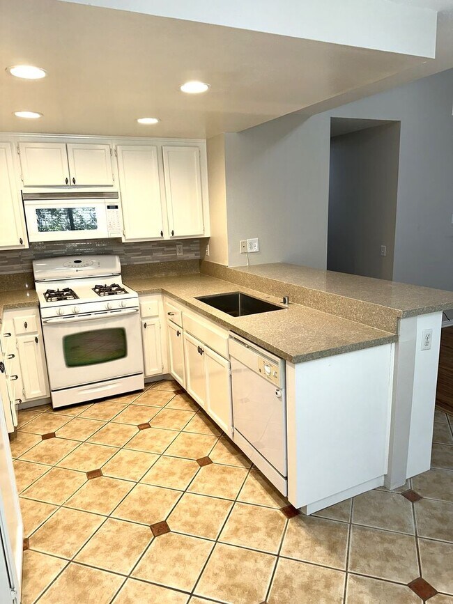 Building Photo - Spacious and Well Maintained 3 bed 2 Bath ...