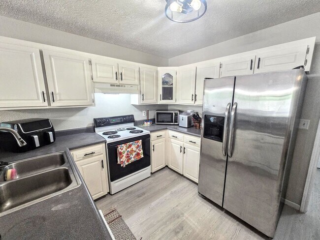 Building Photo - Great home close to post