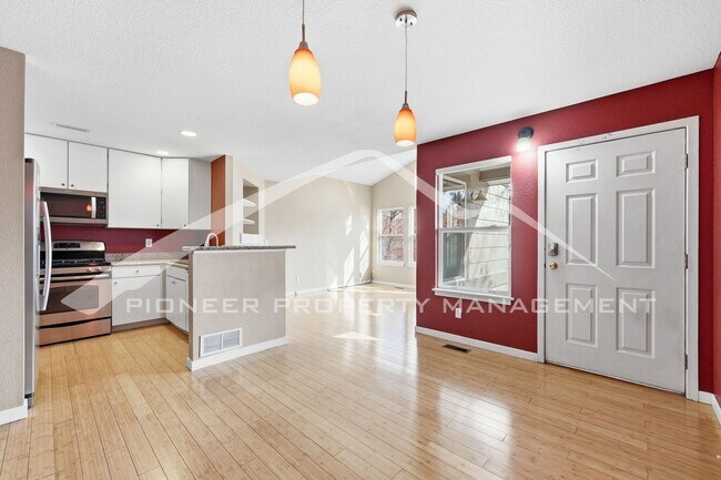 Foto del edificio - Spacious Townhouse with Central AC and Was...