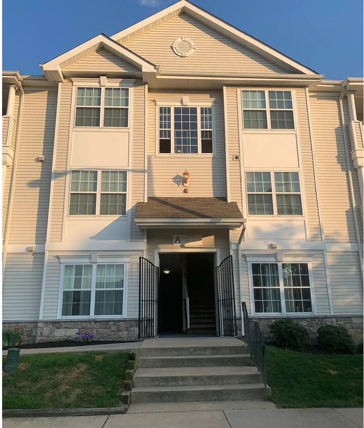 Primary Photo - 9 Highbridge Ln