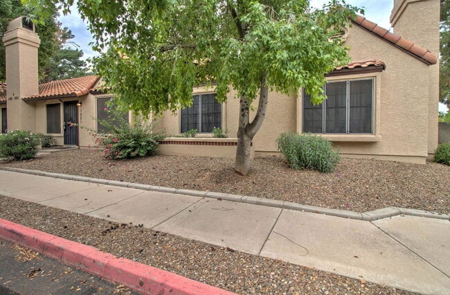 Foto del edificio - 921 W University Dr