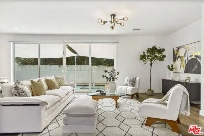 Foto del edificio - 6146 Whitsett Ave