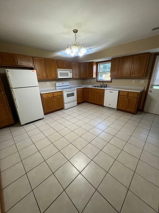 Foto del edificio - Move in ready 2 bedroom 1.5 bath Chatham Townhouse