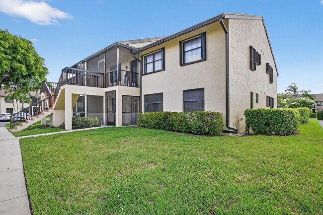 Foto del edificio - 4707 Lucerne Lakes Blvd E