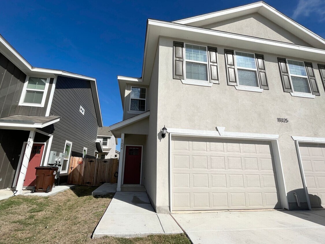 Foto principal - 10325 Lynwood Village