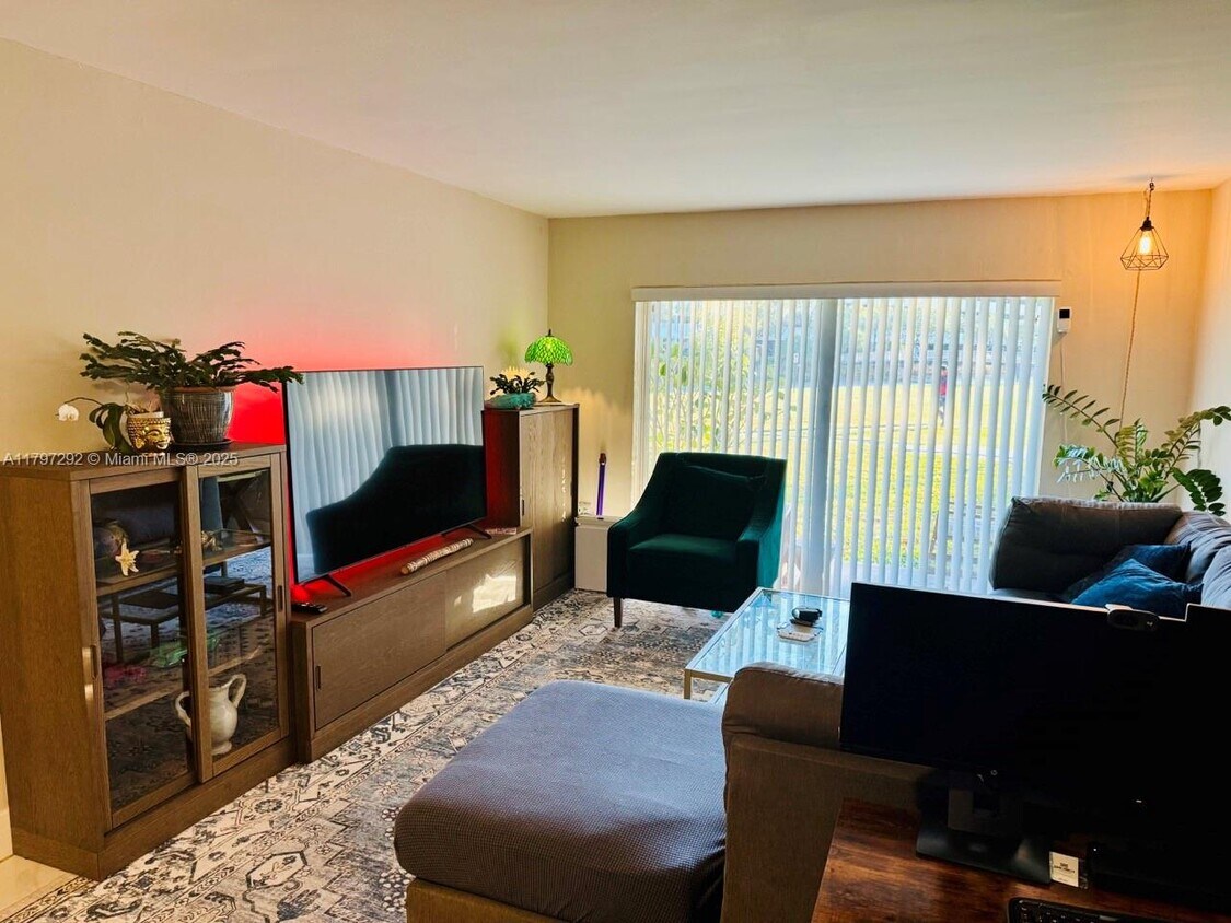 Foto principal - 7348 SW 82nd St
