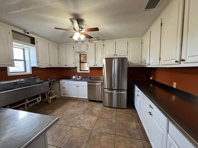 Foto del edificio - Spacious (Almost 3,000 sq ft) 6 Bedroom, 3 Bath Furnished Home – Live Oak, FL