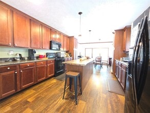 Building Photo - 21683 White Oak Dr