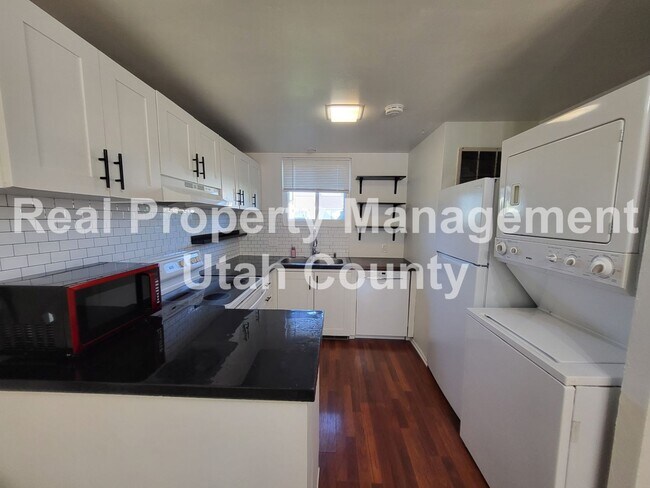 Foto del edificio - 2 Bedroom 1 Bathroom Town home