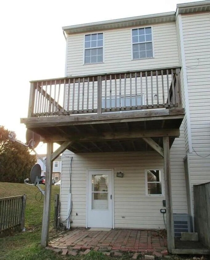 Building Photo - Coming Soon – Spacious End-Unit Townhome w...