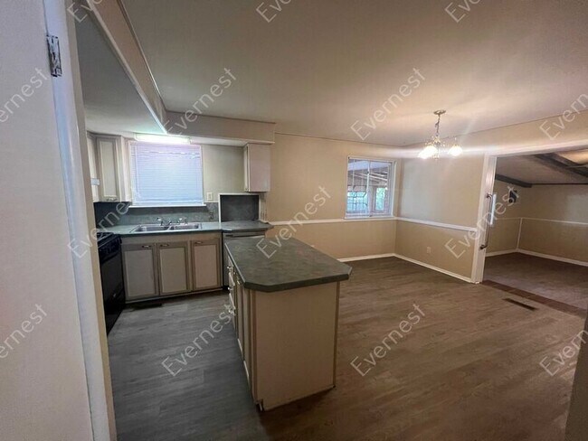 Building Photo - 401 Oak Ln