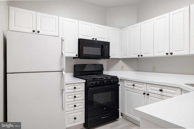 Foto del edificio - 2102 Highcourt Ln