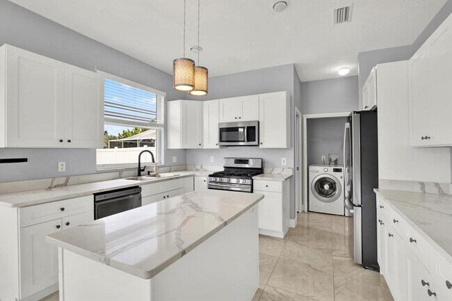 Foto del edificio - 544 Lake Cypress Cir