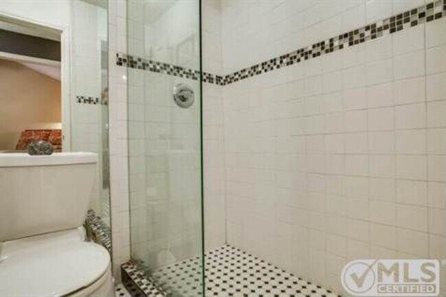 Foto del edificio - 9254 Forest Ln