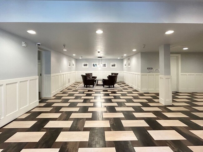 Foto del edificio - Top Floor Vintage 1 Bed, 1 Bath Condo!