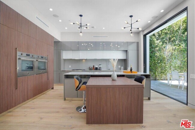 Building Photo - 534 N La Jolla Ave