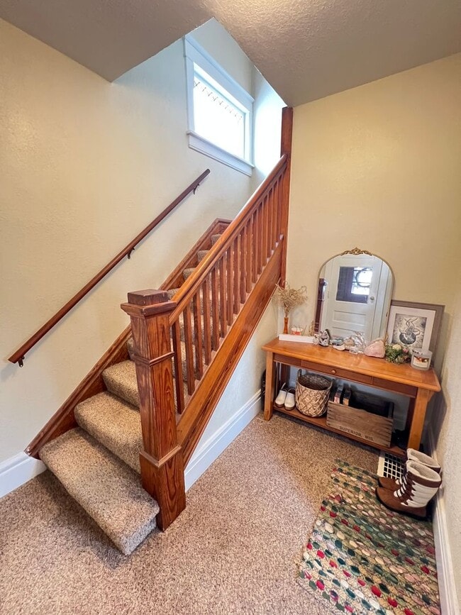 Building Photo - AVAILABLE AUGUST 1 - Spacious 3+ Bedroom Home