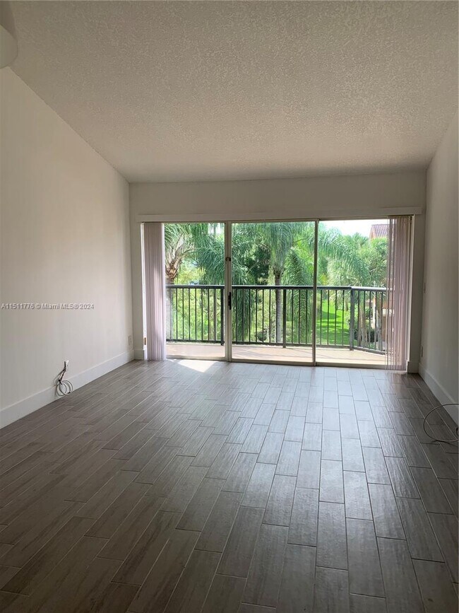 Foto del edificio - 9055 Wiles Rd