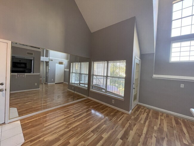 Building Photo - 10421 Beacon Ridge