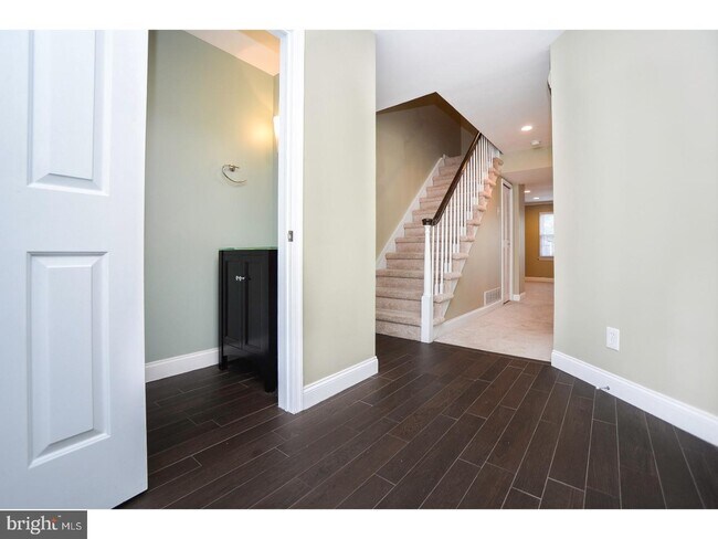 Foto del edificio - 102 Hazelwood Ln
