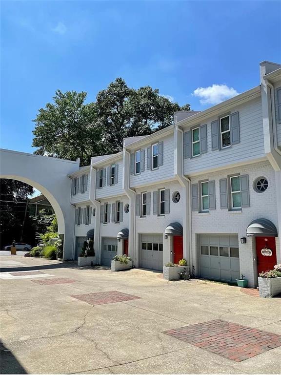 Foto del edificio - 856 St Charles Ave NE