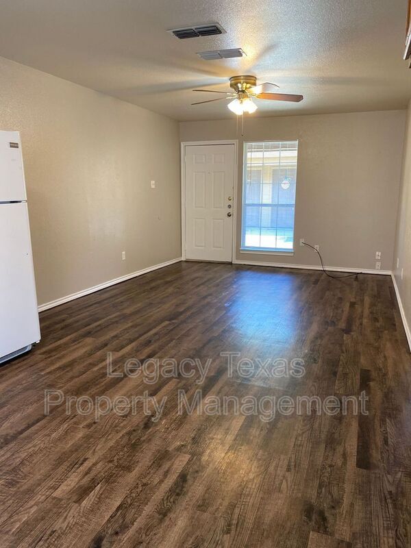 Building Photo - 705 Miracle Ln
