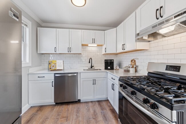 Building Photo - Recently Rehabbed 1-Bedroom in Lake Bluff | Pet Friendly + Prime Location