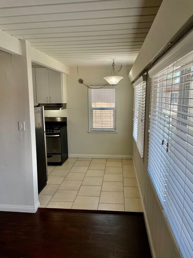 Foto del edificio - FIRST MONTH FREE! 2-Bedroom Apartment in the Heart of Pacific Beach – Walk to the Ocean!