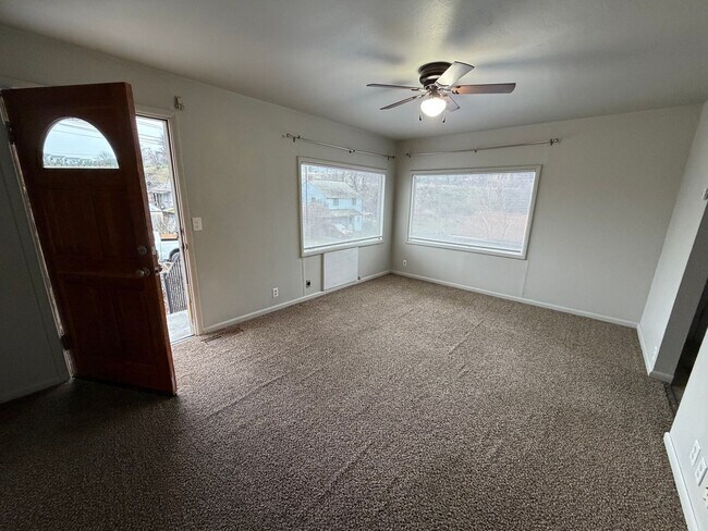 Foto del edificio - Cozy 2-Bedroom Home With Workshop/Garage