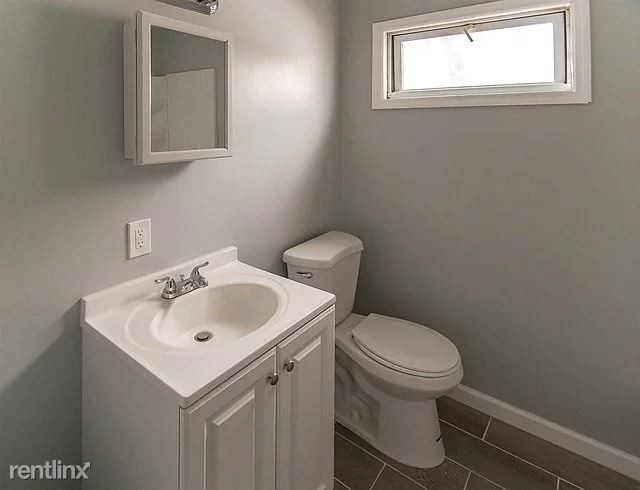 Foto del edificio - 2 br, 1 bath Apartment - 164 Winnikee Avenue