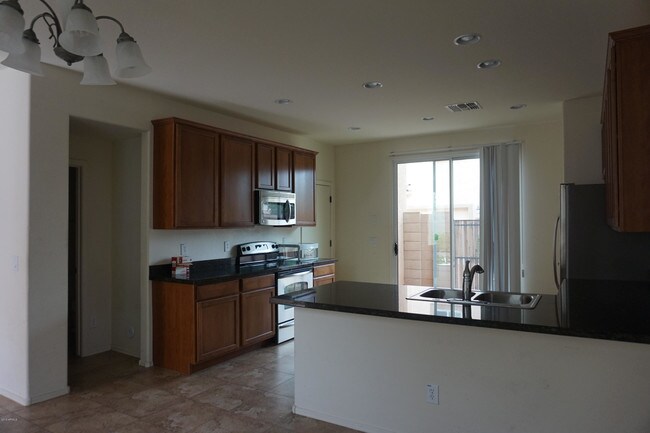 Building Photo - 4115 E Oakland St