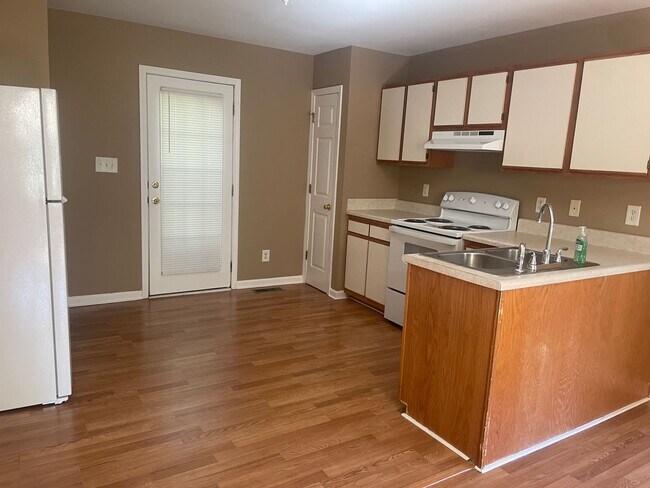 Building Photo - 4 Bedroom Off Franklin Blvd