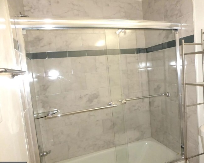 Hall Bath - 9806 Walker House Rd