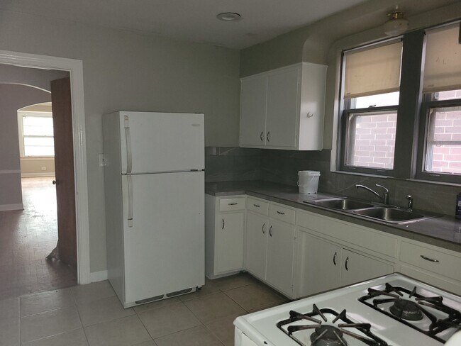 Foto del edificio - 6221 N Albany Ave