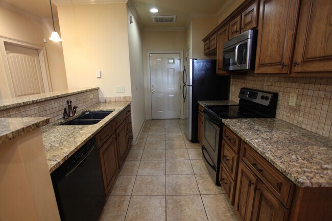 Foto del edificio - Beautiful Townhome Available June!