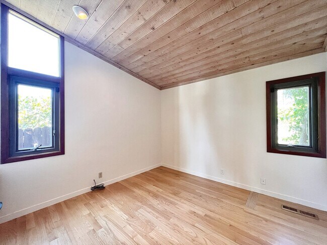 Foto del edificio - Gorgeous Custom Built Home in Berkeley Hil...