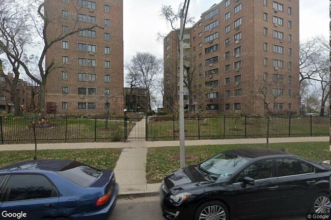 Building Photo - Lunt-Lake Apartments
