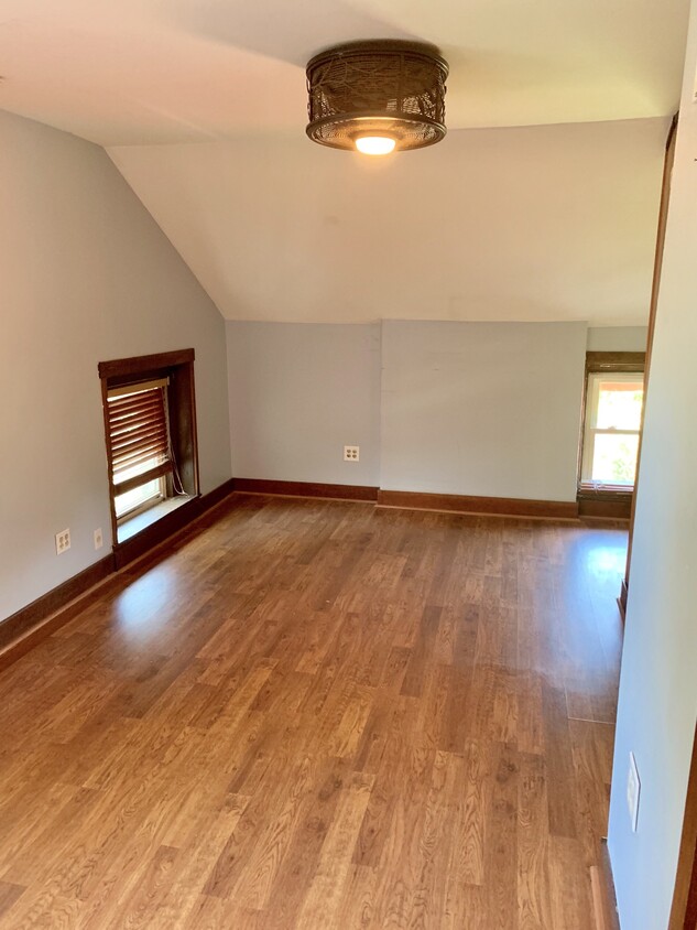 Very large bedroom - 1210 S Floyd