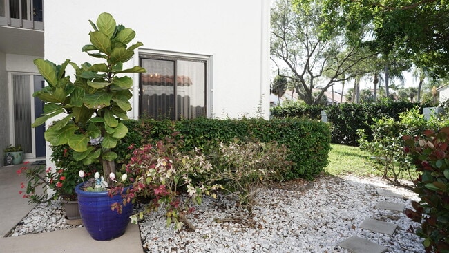 Building Photo - 100 Pelican Pointe Dr