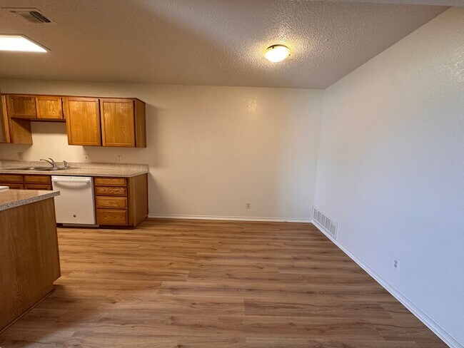 Foto del edificio - Available now! Nice 2 Bedroom, 2 Full Bath Duplex Located in Saginaw.