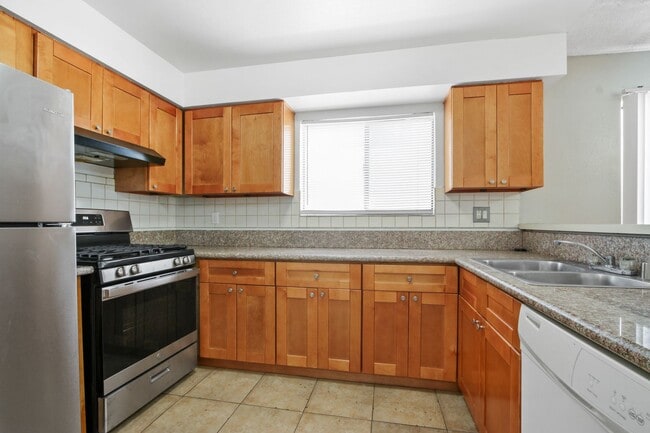 Building Photo - 2-Bedroom, 2-Bath Condo in Prime Torrance ...