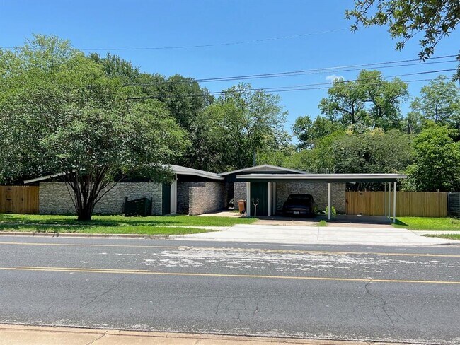 Foto del edificio - 2305 Western Trails Blvd