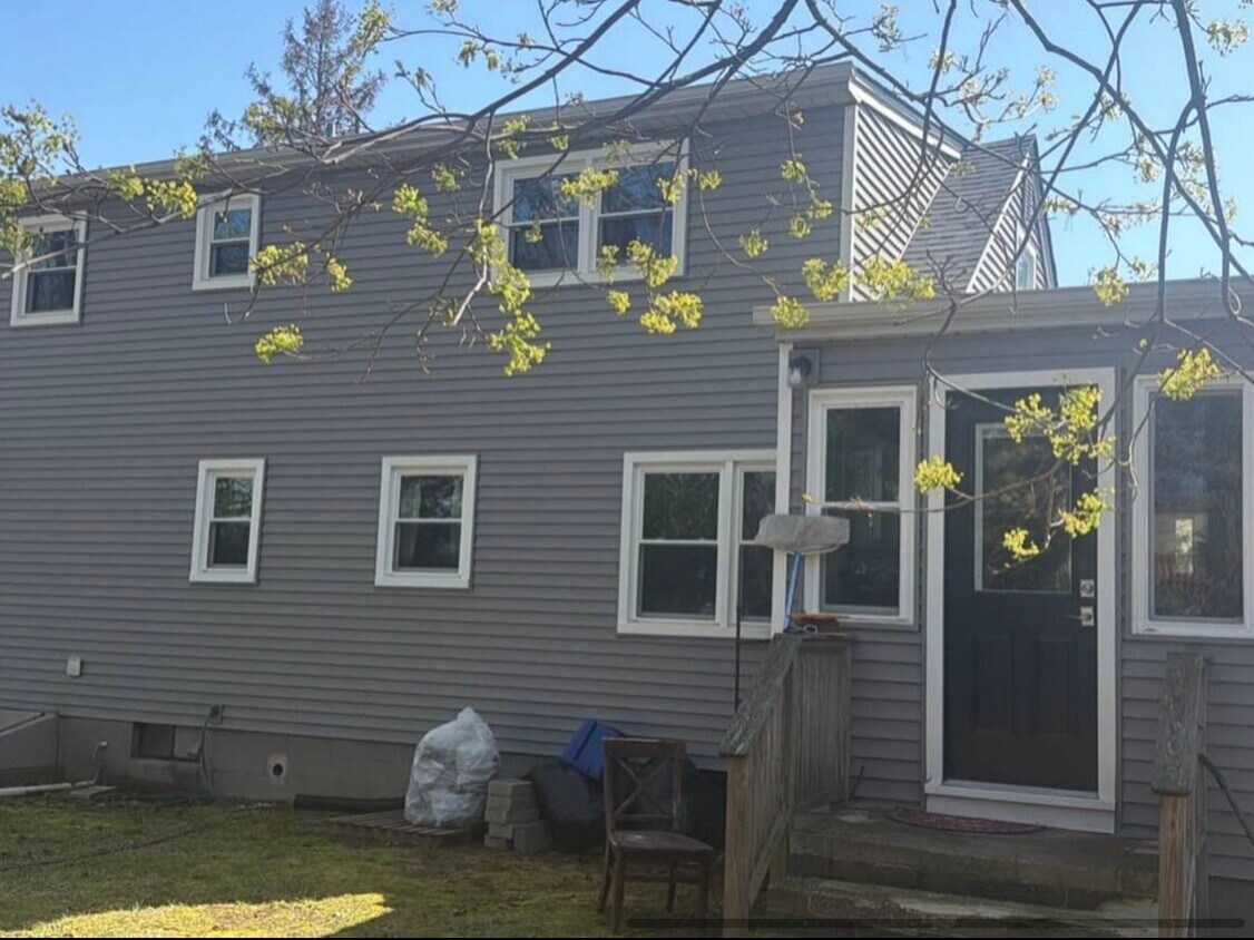Building Photo - 44 Pine Tree Dr