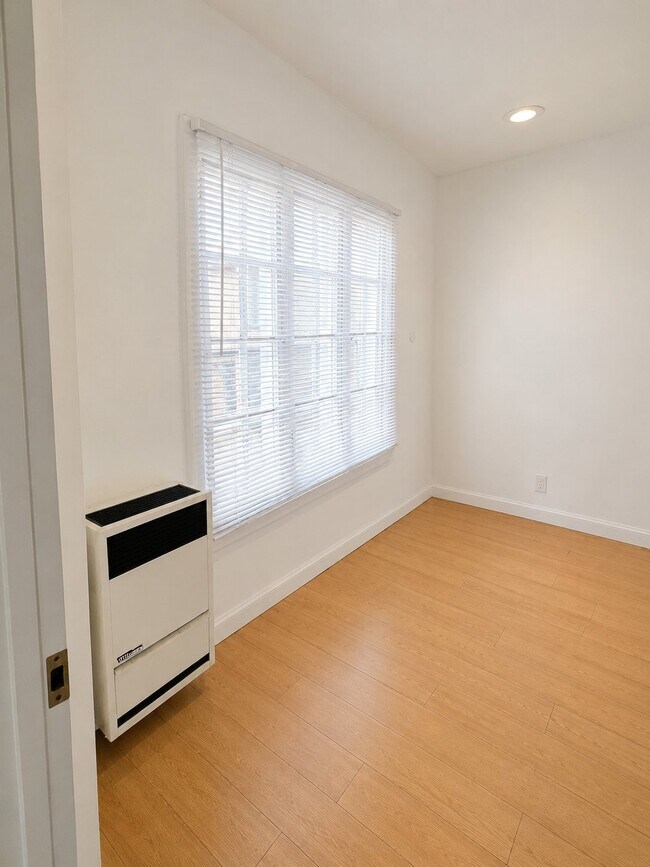 Foto del edificio - 2533 1/2 Hillcrest Dr